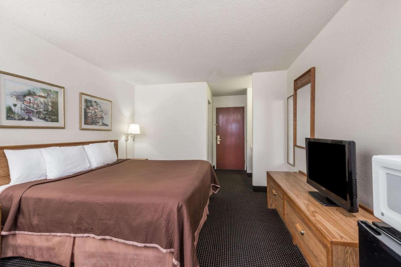 Howard Johnson By Wyndham Iowa La Exterior photo