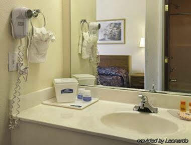 Howard Johnson By Wyndham Iowa La Exterior photo
